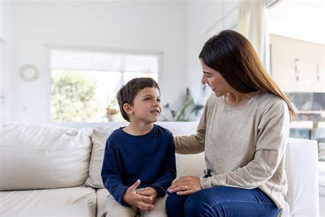 Adulto che parla con un bambino con espressione empatica