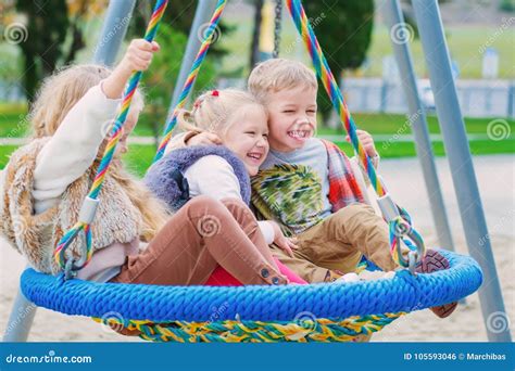 Bambini che giocano insieme in un parco giochi