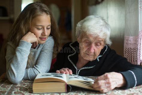 Una persona anziana che insegna a un bambino a leggere