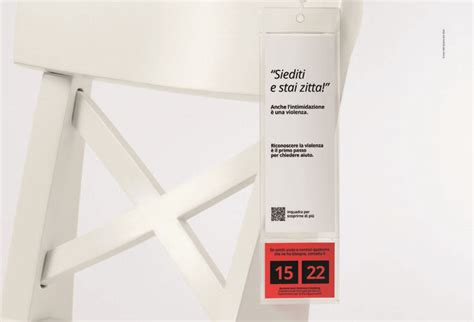 Cartellino IKEA con frasi di allarme