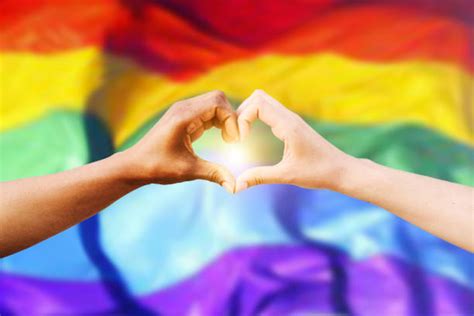 Illustrazione di mani che si uniscono per formare un cuore