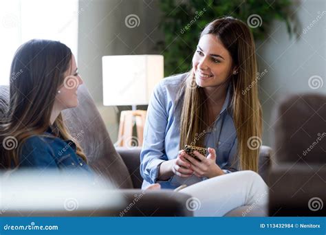 Illustrazione di due persone che conversano in un ambiente sereno, a simboleggiare un colloquio terapeutico