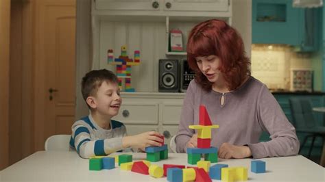 Bambino autistico che gioca con blocchi