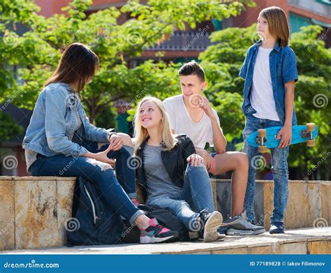 Adolescenti che parlano tra loro