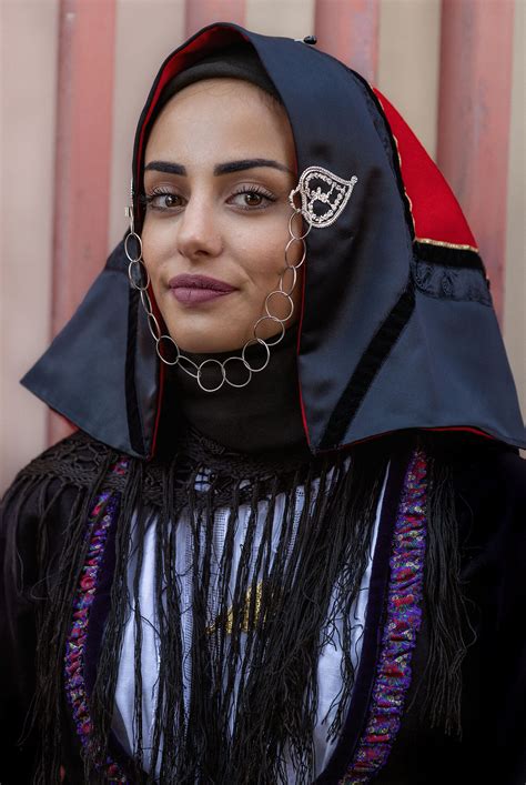 Ritratto di un individuo enigmatico con uno sguardo penetrante