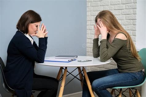 Psicologa che parla con un paziente in uno studio accogliente
