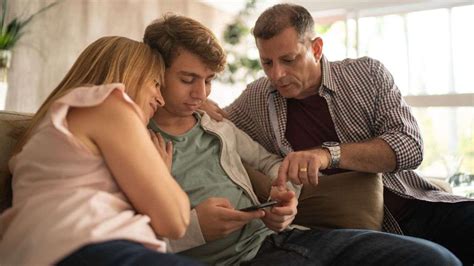 genitori che abbracciano un adolescente