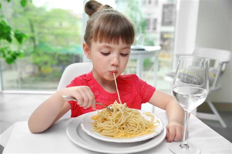 bambino autistico che mangia