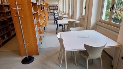 Interno moderno di una biblioteca universitaria con postazioni di studio