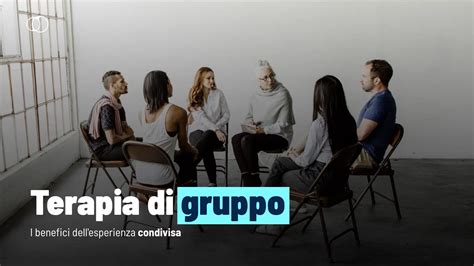 Un gruppo di persone che partecipano a una seduta di terapia di gruppo