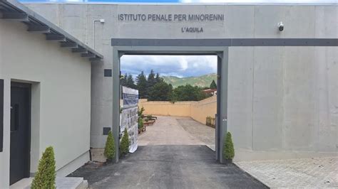 Un gruppo di giovani in un cortile di un istituto penale per minori