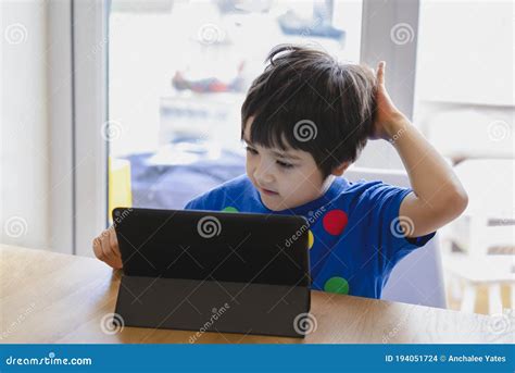 Bambino che usa un tablet