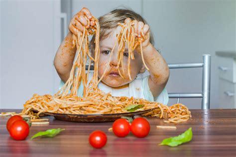bambino che mangia con preoccupazione