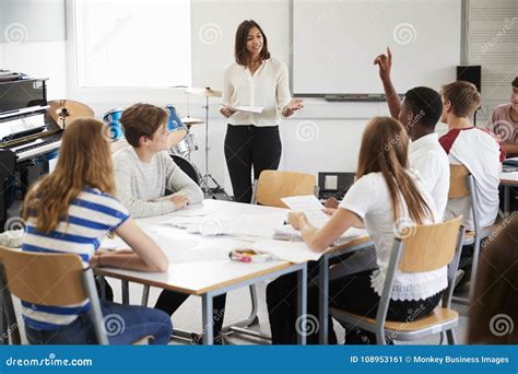 Insegnante che parla con un gruppo di studenti in classe