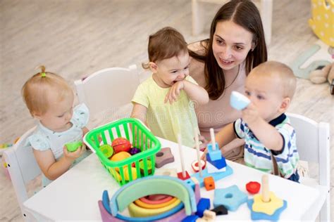 Educatore che lavora con un bambino con autismo