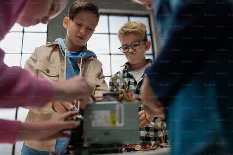 Bambini che lavorano con la robotica