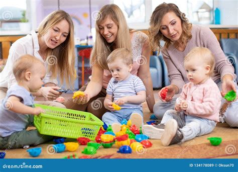 Bambini che giocano insieme sotto la supervisione di un adulto