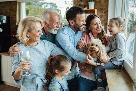 Una famiglia multigenerazionale che trascorre del tempo insieme