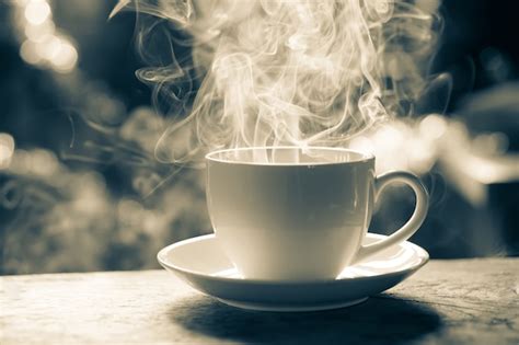 Tazza di caffè fumante con accanto un blister di pillole