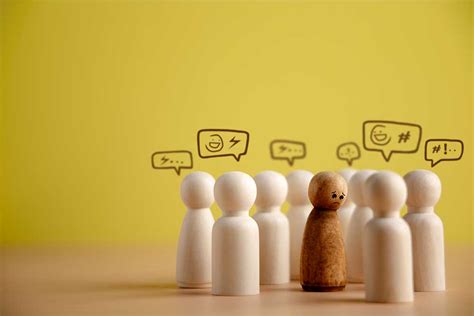 Persona che si sente osservata e giudicata in un contesto sociale