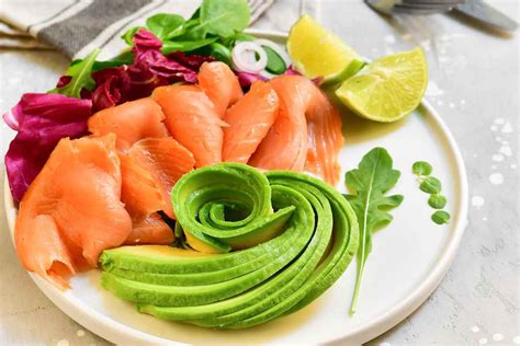Piatto colorato con salmone, verdure e avocado