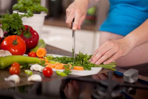 Persona che prepara un pasto sano