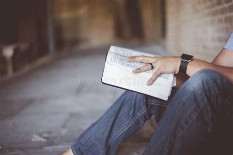 Una persona che legge la Bibbia con un'espressione serena